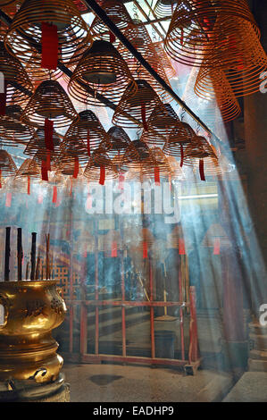 Bruciare incenso in hong kong temple Foto Stock