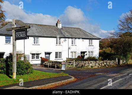 Il Post Office e i negozi del villaggio a Postbridge su Dartmoor nel Devon, Regno Unito Foto Stock