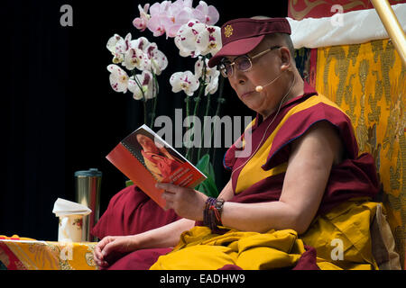 Sua Santità il XIV Dalai Lama insegna lezioni sul Buddismo presso il centro di Wang a Boston, MA. Foto Stock