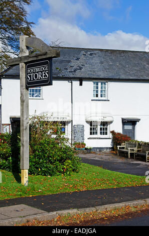 Il Post Office e i negozi del villaggio a Postbridge su Dartmoor nel Devon, Regno Unito Foto Stock