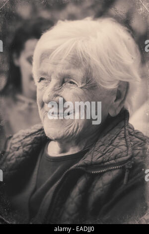 Ritratto di una nonna fantasticando, solo sul viso, closeup. elegante in bianco e nero alle immagini Foto Stock