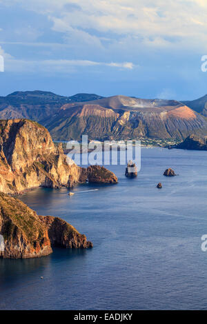 Vista dell'isola di Vulcano da Lipari Foto Stock