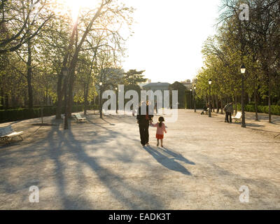 Madre e figlia per mano e passeggiate nel parco Foto Stock