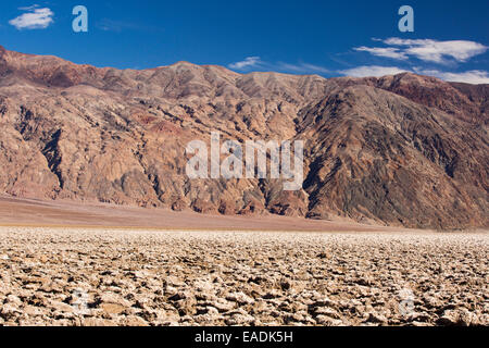 La Devils Golf Course nella Valle della Morte che è il più basso, caldi, arido posto negli USA, con una piovosità media annuale di circa 2 pollici, alcuni anni non riceve alcuna pioggia a tutti. Foto Stock