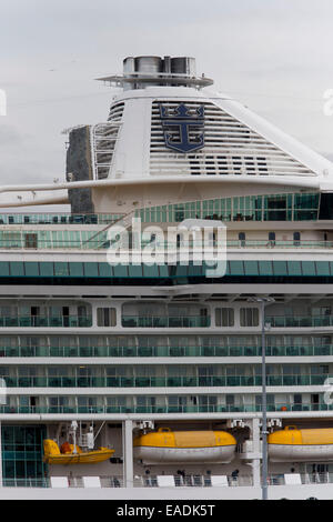 Vista laterale di Royal Caribbean è avventuriero dei mari nave da crociera. Foto Stock