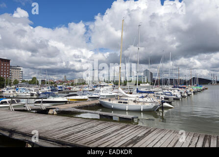 La vista dalla Tervasaari Island attraverso il porto verso i blocchi di appartamenti in Hakaniemi Helsinki Finlandia Foto Stock