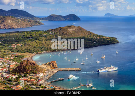 Vista sul porto di Vulcano (Isole Eolie) Foto Stock