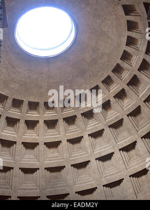 Aprire la cupola del Pantheon con la luce in arrivo Foto Stock