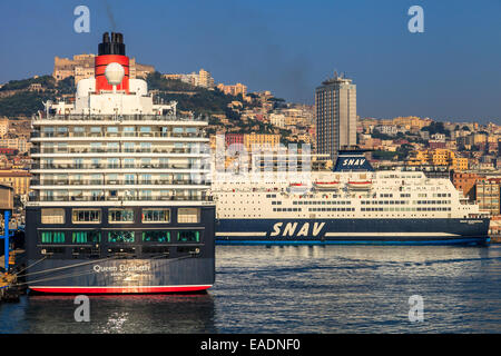 Nave da crociera attraccata nel porto di Napoli Foto Stock