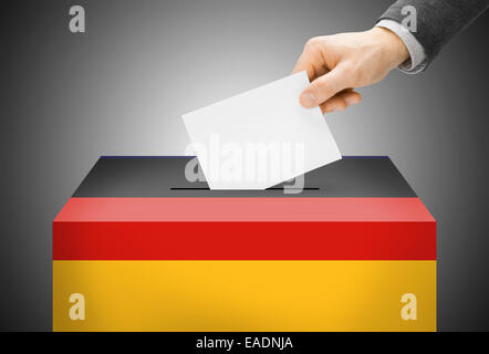 Concetto di voto - urne dipinte in bandiera nazionale colori - Germania Foto Stock