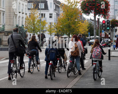 I ciclisti in attesa di luce verde in corrispondenza di una luce di arresto a Maastricht, Olanda, Europa Foto Stock