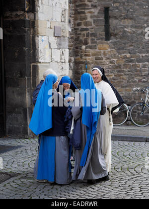 Le monache in chat al di fuori di una chiesa Foto Stock