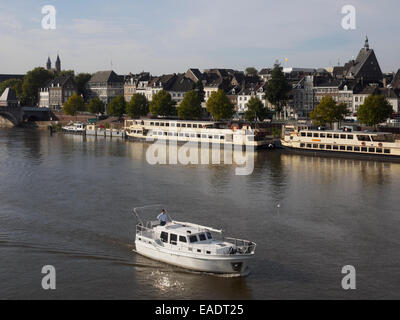 Barca passando sul fiume Maas a Maastricht, Olanda, Europa Foto Stock