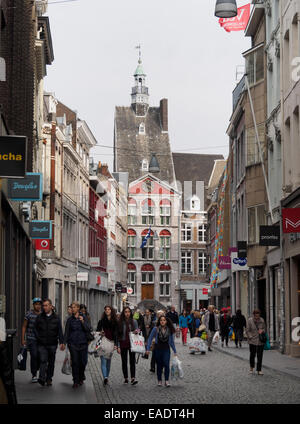 Giovani donne il trasporto delle borse della spesa, Grote straat a Maastricht, Olanda, Europa Foto Stock
