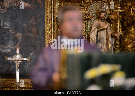 Sacerdote celebrare la Messa cattolica Foto Stock