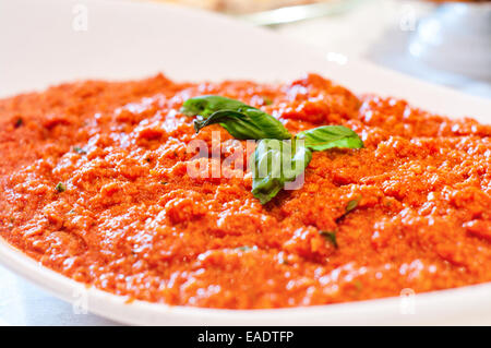 Pap con salsa di pomodoro in una tradizionale ricetta toscana con foglia di basilico Foto Stock