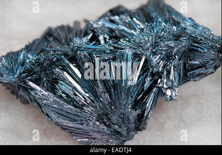 Cluster di minerali, stibnite Sb2S3. Foto Stock