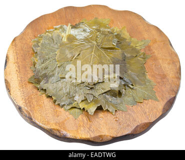 Marinata di foglie di uva sul tagliere di legno isolato su sfondo bianco Foto Stock