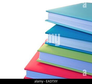 Pila di libri colorati su sfondo bianco Foto Stock