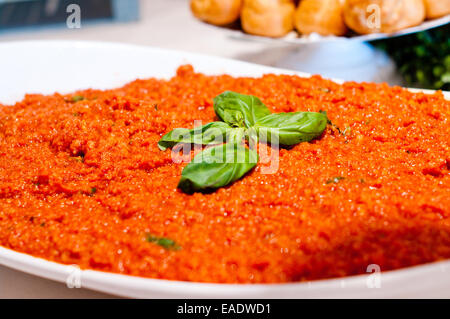 Pap con salsa di pomodoro in una tradizionale ricetta toscana con foglia di basilico Foto Stock