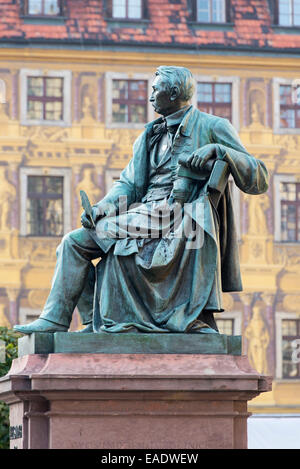 WROCLAW, Polonia - ottobre24, 2014: Aleksander Fredro monumento - famoso scrittore polacco - Wroclaw - old town Foto Stock