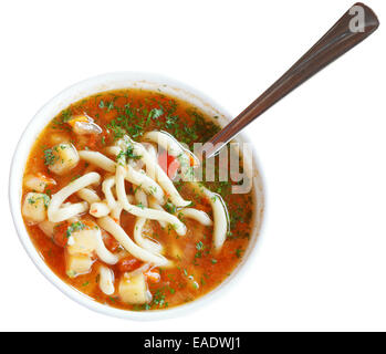 Zuppa di laghman nella ciotola bianco isolato su sfondo bianco Foto Stock