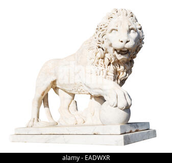 Medici lion con sfera in pietra vicino Vorontsov (Alupka) Palace in Crimea isolati su sfondo bianco Foto Stock