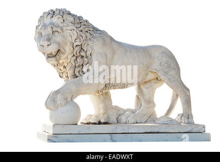 Il marmo medici lion vicino Vorontsov (Alupka) Palace, Crimea isolati su sfondo bianco Foto Stock