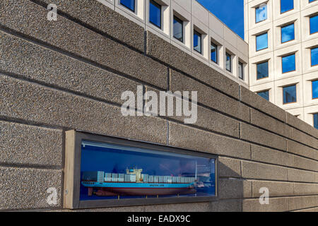 Maersk sede centrale con un modello di nave della Regina Maersk nella parte anteriore, Copenhagen, Danimarca Foto Stock