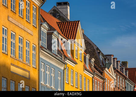 Fila di case, Nyhavn, porto di Copenaghen, Copenaghen, Danimarca Foto Stock