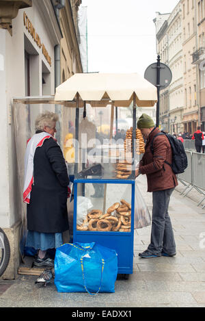 Cracovia in Polonia - 26 ottobre 2014: venditore ambulante che vende pretzel e bagel nella città vecchia di Cracovia Foto Stock