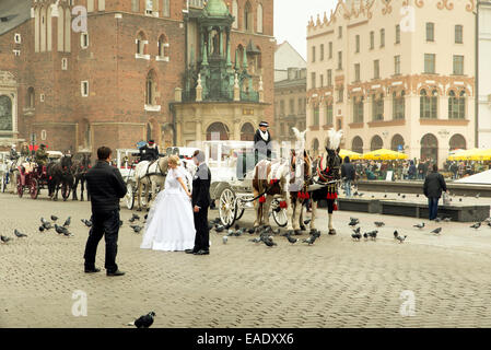 Cracovia in Polonia - 26 ottobre 2014: un matrimonio giovane in piazza del mercato Foto Stock