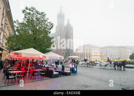 Cracovia in Polonia - 26 ottobre 2014: carrozza su Cracovia la piazza principale del mercato. In fondo è una città storica chiamata hall Foto Stock