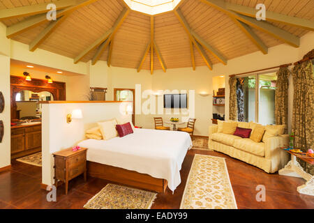 Romantica camera da letto accogliente con pavimenti in legno duro. Home Interior Design Foto Stock