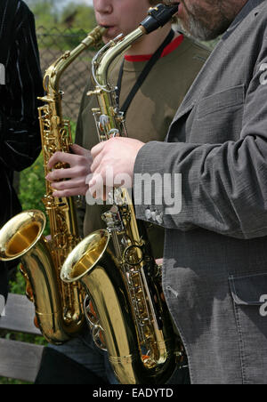 Due sassofonisti eseguendo sulla strada, vicino fino su strumenti musicali Foto Stock
