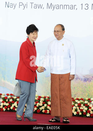 No Gen. Pyi Taw. Xiii Nov, 2014. Myanmar del presidente di U Thein Sein (R) accoglie favorevolmente il Presidente sud coreano Park Geun-hye precedendo di 9 East Asia Summit di Nay Gen. Pyi Taw, Myanmar. 9 East Asia Summit si è tenuto qui il giovedì. Credito: Ma Ping/Xinhua/Alamy Live News Foto Stock