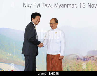 No Gen. Pyi Taw. Xiii Nov, 2014. Myanmar del presidente di U Thein Sein (R) accoglie favorevolmente Primo Ministro giapponese Shinzo Abe precedendo di 9 East Asia Summit di Nay Gen. Pyi Taw, Myanmar. 9 East Asia Summit si è tenuto qui il giovedì. Credito: Ma Ping/Xinhua/Alamy Live News Foto Stock