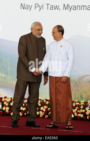 No Gen. Pyi Taw. Xiii Nov, 2014. Myanmar del presidente di U Thein Sein (R) accoglie favorevolmente Primo Ministro indiano Narendra Modi precedendo di 9 East Asia Summit di Nay Gen. Pyi Taw, Myanmar. 9 East Asia Summit si è tenuto qui il giovedì. Credito: Ma Ping/Xinhua/Alamy Live News Foto Stock