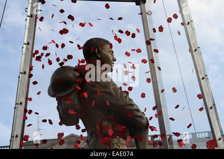 Londra, Regno Unito. 11 Novembre, 2014. Svolazzanti poppies in ogni uomo si ricordò di scultura in Trafalgar Square a Londra, Regno Unito. Questo anno segna anche il 100° anniversario dell'inizio della Prima Guerra Mondiale. Credito: Paolo Marriott/Alamy Live News Foto Stock