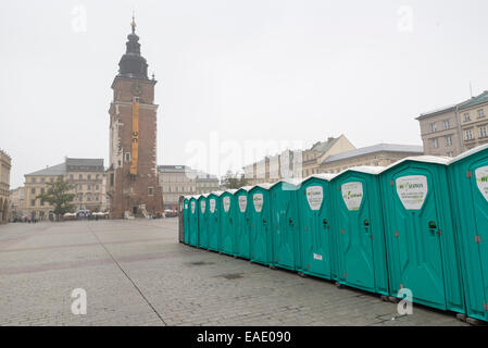 Cracovia in Polonia - 26 ottobre 2014: Piazza del mercato, i bagni portatili riga per l'uso di Marathoners Foto Stock