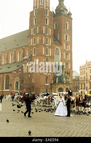 Cracovia in Polonia - 26 ottobre 2014: un matrimonio giovane in piazza del mercato Foto Stock