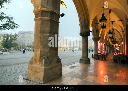 Cracovia in Polonia - 26 ottobre 2014: Cafe si trova sotto i portici di Sukiennice /il panno Hall/ da sera. Foto Stock