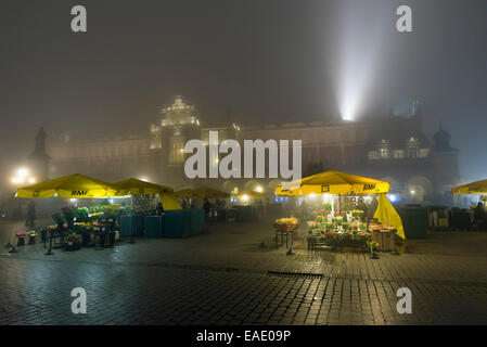 Cracovia in Polonia - 26 ottobre 2014: la piazza principale del mercato in una fredda notte di nebbia Foto Stock