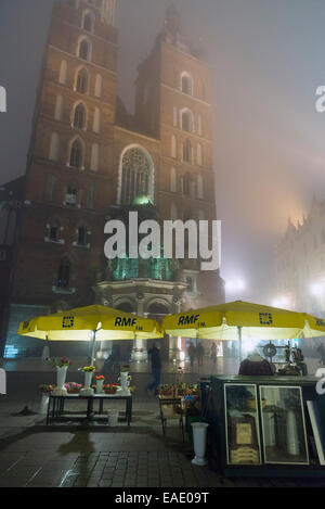 Cracovia in Polonia - 26 ottobre 2014: la piazza principale del mercato in una fredda notte di nebbia Foto Stock