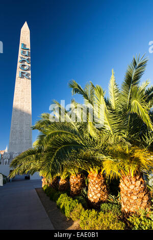 Il Luxor ago su Las Vegas Boulevard, all'imbrunire, Las Vegas, Nevada, Stati Uniti d'America, probabilmente la più insostenibile città nel mondo, utilizza grandi quantità di acqua in mezzo al deserto e la grande quantità di energia per alimentare questa più irrazionale delle città. Foto Stock