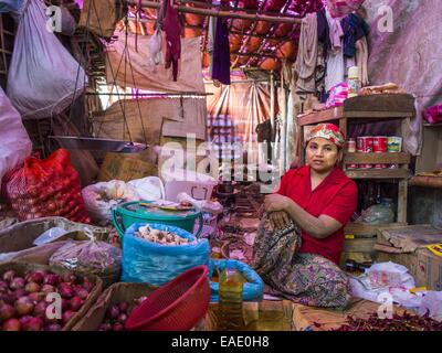 Sittwe, Rakhine, Myanmar. 9 Nov, 2014. Un Rohingya donna musulmana negoziante in un mercato in una musulmana Rohingya IDP camp nei pressi di Sittwe. Dopo la violenza settaria devastato Rohingya europee e ha lasciato centinaia di Rohingya morto nel 2012, il governo di Myanmar costretto più di 140.000 Rohingya musulmani che vivevano in ed intorno a Sittwe, Myanmar, nella squallida degli sfollati interni camps. Il governo dice che i Rohingya non sono cittadini birmani che sono immigrati illegali dal Bangladesh. Il governo del Bangladesh dice i Rohingya sono e birmani Rohingya insistere sul fatto che essi hanno Foto Stock