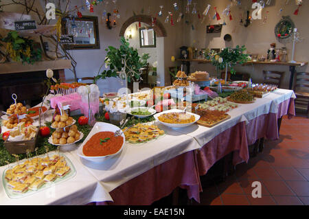 Tabella per il buffet con prodotti tipici toscani Foto Stock