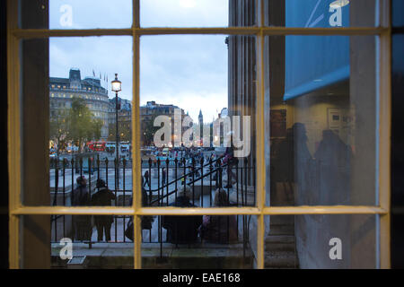 Vista su Trafalgar Square da all'interno della National Gallery, Trafalgar Square, London, England, Regno Unito Foto Stock