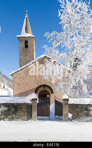 Paesaggio invernale con la chiesa di campagna - Svizzera Foto Stock