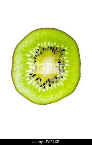 Kiwi verde fetta su sfondo bianco Foto Stock